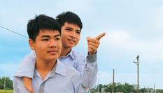 Đôi bạn 28 điểm 10 năm cõng nhau đến trường: Ước mơ còn ở phía trước