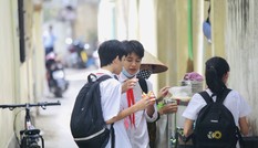 Hàng ăn vặt bủa vây cổng trường: Khó quản?