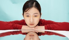Oanh Kiều chụp ảnh cùng rác thải nhựa, kêu gọi bảo vệ môi trường