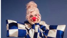 Cận kề ngày sinh, bà bầu Katy Perry vẫn năng nổ tung single và phát hành album mới