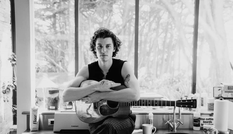 Shawn Mendes thông báo trở lại nhưng bìa single mới lại gợi nhớ đến... Đen Vâu