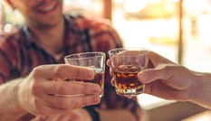 Nghiện rượu, nhiều trai trẻ thành phế nhân 'nát' hết khớp xương
