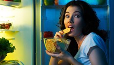 Danh sách các bệnh khủng khiếp 'tàn phá' cơ thể khi thường xuyên ăn tối muộn