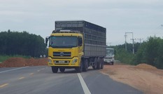 Né trạm thu phí, ô tô đua nhau 'đi lậu' trên cao tốc chưa thông xe