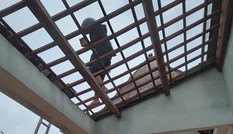 Mưa lớn, gió lốc thổi bay 20 mái nhà dân ở Quảng Nam