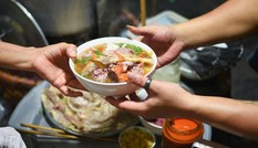 Khiển trách Chủ tịch xã mang phở cho phụ nữ vắng chồng