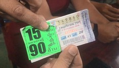 Thái Lan: Trúng 67 tỷ, tạo luôn mưa tiền và vàng đãi hàng xóm để mừng sinh nhật