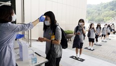 Học sinh đi học lại: Mỹ có 8 khuyến cáo, Áo có “Hệ thống đèn giao thông” chống COVID-19