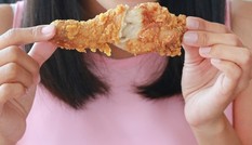 Do đại dịch, KFC tạm dừng khẩu hiệu “Liếm ngón tay…” vì nghe không được vệ sinh