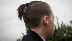 Nam sinh buộc tóc đến lớp, nhà trường bắt tháo ra hoặc “không thích thì chuyển trường đi“
