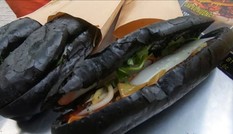 Tiệm bánh mỳ Việt Nam được đăng lên nhiều báo nước ngoài vì những chiếc bánh đen như than