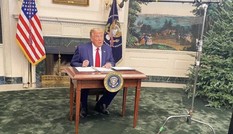 Tổng thống Trump gặp chuyện oái oăm: Họp báo ở Nhà Trắng mà ai cũng chỉ chú ý đến cái bàn