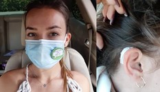 Cứ tưởng dầu gội chảy vào làm đau tai, nhưng cô gái này bỗng nhiên không nghe thấy gì nữa