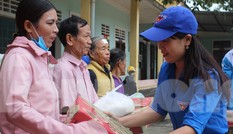 Bà con vùng lũ xúc động nhận quà sẻ chia từ thanh niên