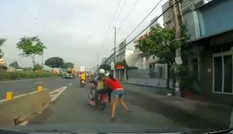 Hai tên cướp kéo lê cô gái hàng trăm mét trên đường