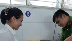 Cấp chứng minh nhân dân tận giường bệnh cho cụ bà sau 45 tiếng