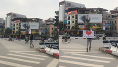 Anh chàng ngoại quốc cầm biển hiệu “Tất cả sẽ ổn thôi” động viên người dân Hà Nội mùa dịch