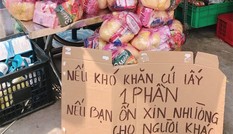 Quầy tạp hoá miễn phí mì tôm, gạo cho người dân mùa dịch: "Nếu khó khăn cứ lấy một phần"