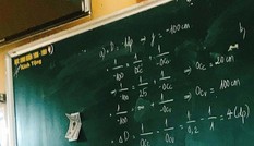 Thầy giáo “chơi lớn” dùng tiền mặt khuyến khích học sinh lên bảng gây tranh cãi dữ dội