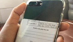 Khi team học giỏi dùng điện thoại: Dán cả bảng điểm vào ốp lưng thì ai đọ lại!