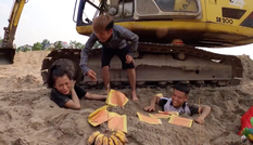 Con trai Bà Tân Vlog bị “ném đá” vì lại bày trò câu view thắp nhang cúng vái em gái