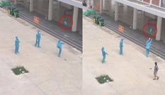 Giây phút thư giãn hiếm hoi: Nhân viên chống dịch mặc nguyên đồ bảo hộ chơi đá cầu
