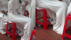 Nữ sinh mặc áo dài truyền thống dự lễ khai giảng, nhưng khi nhìn kĩ ai cũng phải trầm trồ