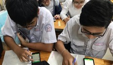 Quy định mới học sinh được phép dùng điện thoại trong lớp học, thầy cô và teen nói gì?