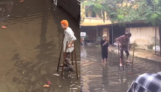 Sinh viên đi học mùa mưa: Cà kheo là “phương tiện” số 1 được lựa chọn!