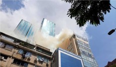 Người dân đu dây thoát khỏi toà nhà bốc cháy ở trung tâm Sài Gòn