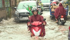 Khu nhà giàu ở Sài Gòn ngập lênh láng sau cơn mưa