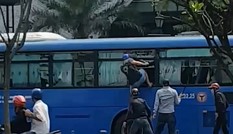 Côn đồ cầm hung khí đập nát xe buýt, nhiều hành khách hoảng loạn tháo chạy