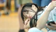 Ngủ gục ở sân bay Tân Sơn Nhất đón Việt kiều về quê ăn tết