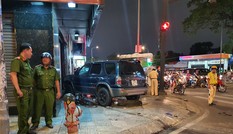 Ô tô 'điên' tông nhiều xe máy tại giao lộ rồi lao lên vỉa hè, 4 người bị thương