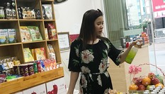 Chi hàng chục triệu mua thực phẩm ngoại ăn Tết
