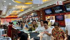 Giá vàng 'điên loạn': Người xếp hàng chờ bán, kẻ vác bao tải tiền đi mua
