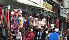 Phố cổ Hà Nội: 'Tháo khoán' vỉa hè ngày giáp Tết?