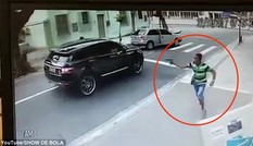 Thủ môn bị dí súng, cướp xe trên phố giữa ban ngày