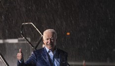 Ông Joe Biden đội mưa vận động cử tri ở bang chiến địa