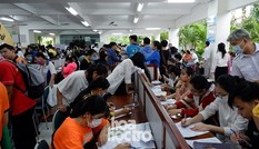 Trường ĐH Sư phạm - ĐH Đà Nẵng: Mưa to cũng không thể cản bước chân tân sinh viên nhập học