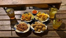 Đu đưa Sài Gòn: Bạn đã thử bánh “tăng cân” và uống trà “thị phi” chưa?