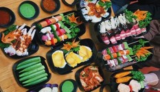 TP.HCM: “Phá đảo” tiệm xiên que đồng giá 8K và nhà phô-mai béo thơm trên từng cây số