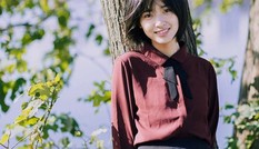 Phải đi thật xa rồi em mới thấy hoa đang nở rực rỡ ở ngay trước hiên nhà mình đấy thôi