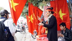 Băng rôn, cờ đỏ cổ vũ U23 Việt Nam bán ngập phố Hà Nội