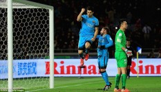 Suarez lập hat-trick, Barca vùi dập đội bóng Trung Quốc