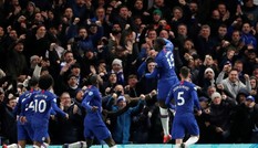 VAR 'quay lưng', Chelsea thúc thủ trước M.U