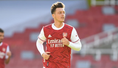 HLV Mikel Arteta gây sốc với Mesut Ozil
