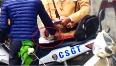 CSGT Hà Nội tạm đình chỉ cán bộ, xác minh clip 'mãi lộ'