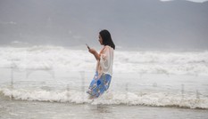 Mặc sóng lớn sau bão, người dân vẫn ra biển câu cá, chụp hình