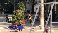 Hình ảnh anh bộ đội hát hay như ca sĩ, ngồi trên xe đẩy nhau khiến dân mạng "lịm tim"